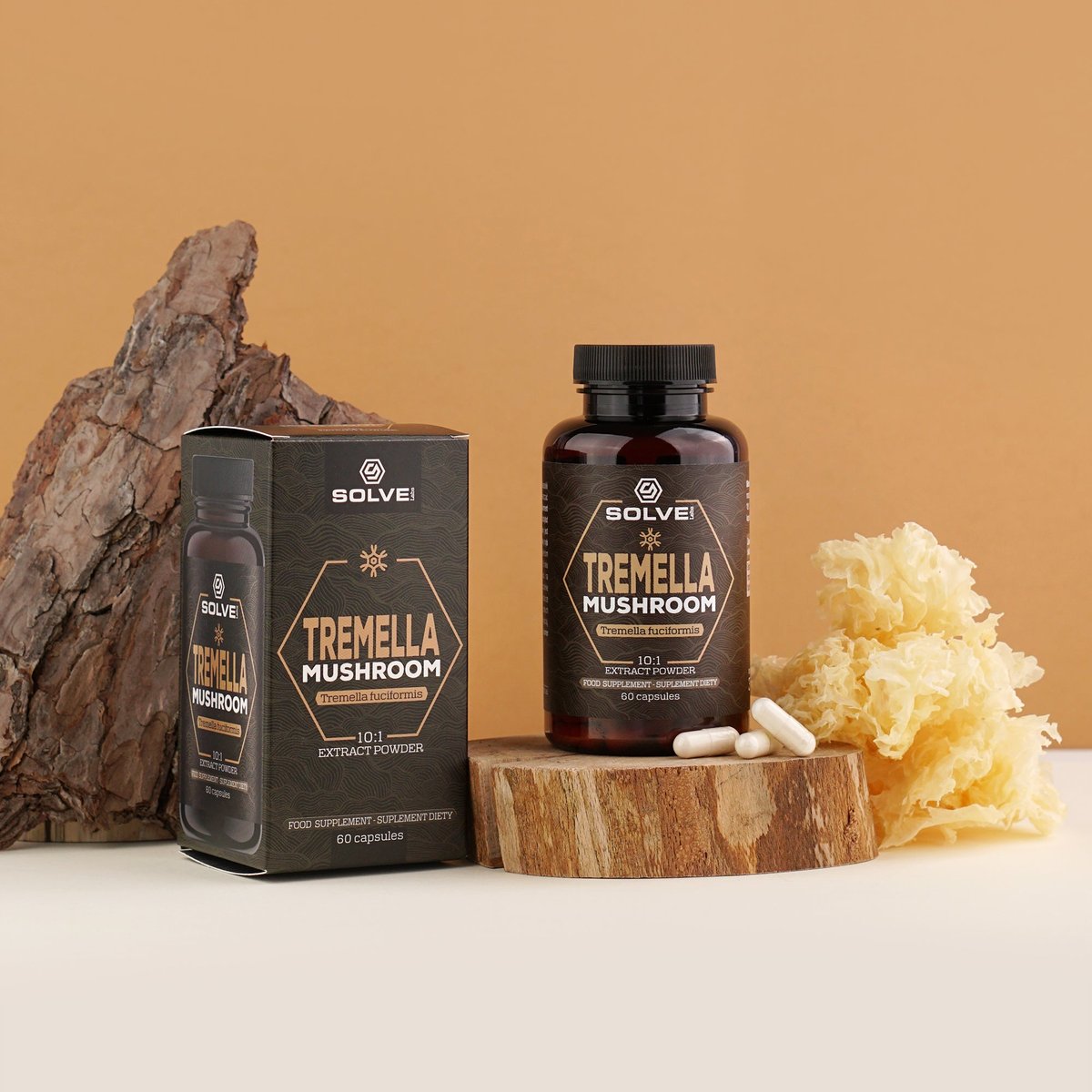Le pot de gélules de Tremella Solve Labs à côté de son étui, des gélules sur une rondelle de bois et un champignon des neiges séché