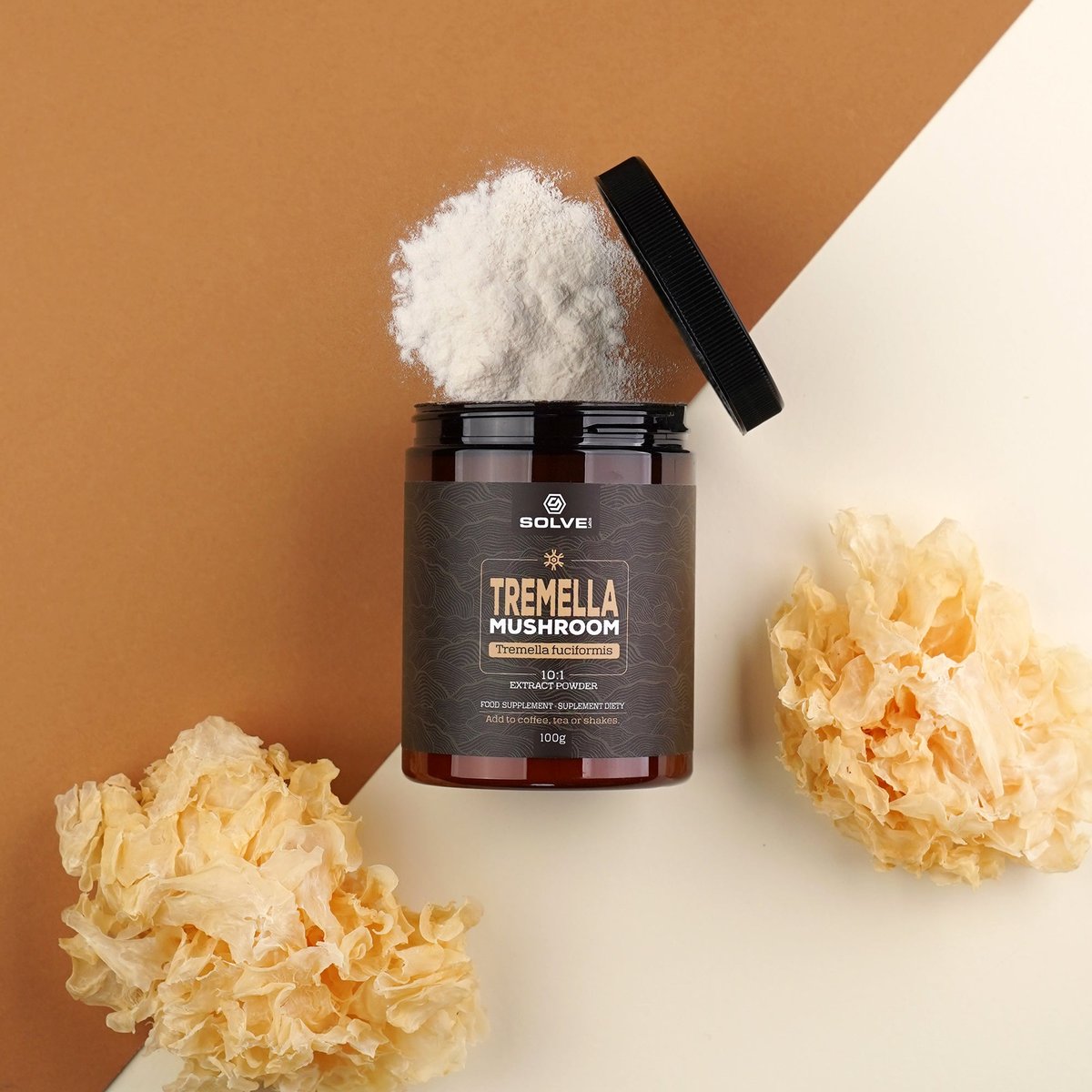 Die offene Dose Solve Labs Tremella, gehäuft voll mit feinem weißem Pulver, daneben getrockneter Schneepilz