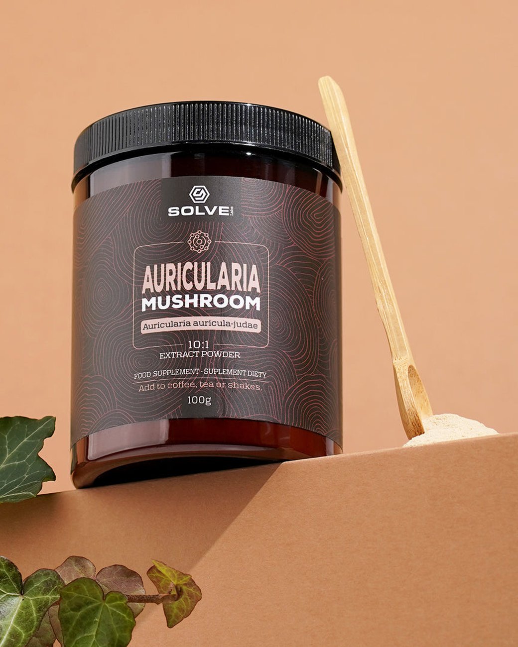 Die Dose Solve Labs Auricularia-Pulver (Judasohr) mit ihrem Holz-Messlöffel und Efeu