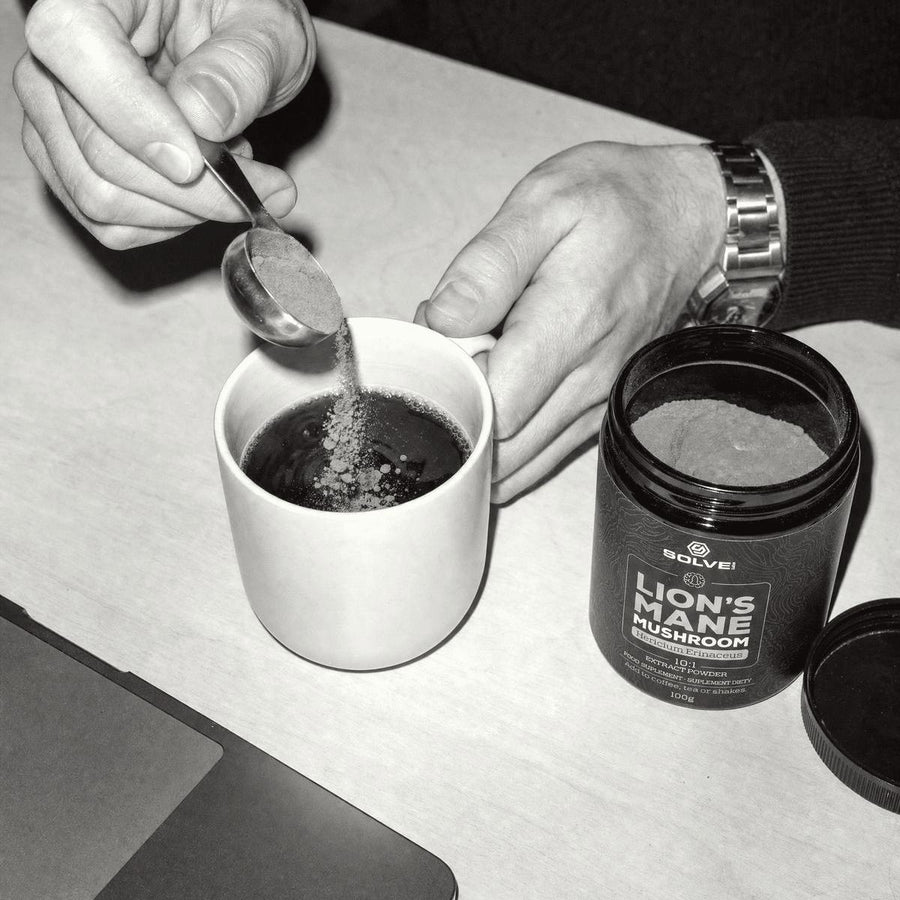 Ein Messlöffel Löwenmähne-Pulver wandert in den Morgenkaffee