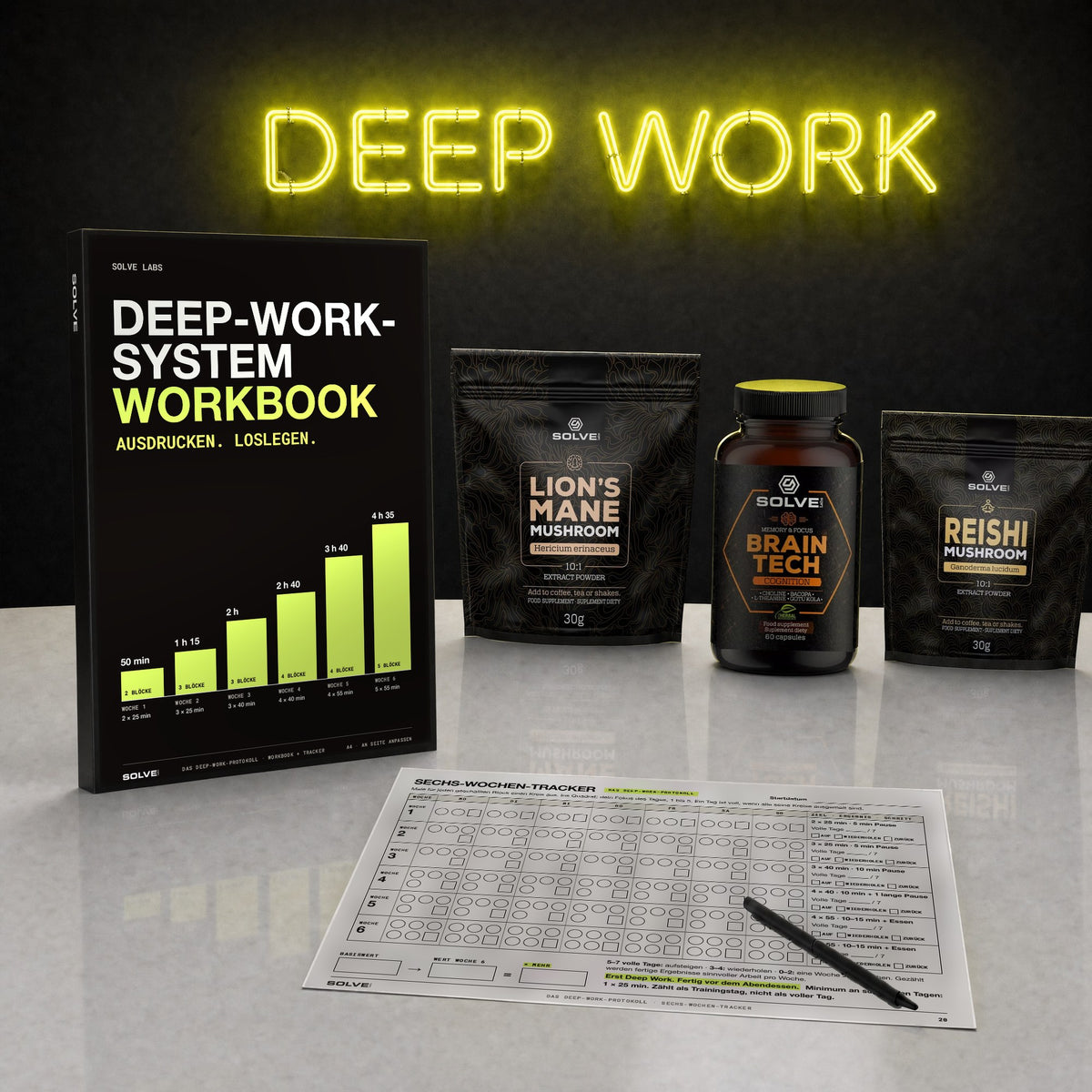 Solve Labs Löwenmähne, Brain Tech und Reishi unter einem Neonschild mit der Aufschrift Deep Work, daneben der gedruckte sechswöchige Trainingsplan und der Tracker auf dem Tisch
