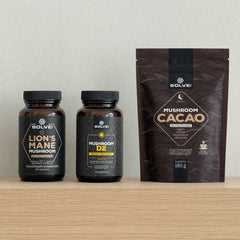 Sur une étagère : Lion’s Mane pur – gélules, Vitamine D2 de shiitake 2000 UI et Cacao aux champignons