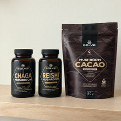 Sur une étagère : Reishi pur – gélules, Cacao aux champignons et Chaga pur – gélules