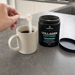 Une mesurette de collagène versée dans une tasse de café, le pot ouvert à côté