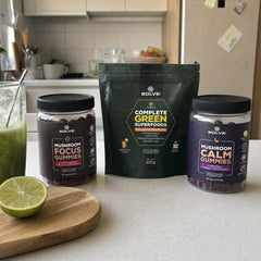 Les trois à la maison : Gummies Focus au Lion’s Mane, Gummies Calm au Reishi et Superaliments verts complets