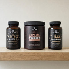Sur une étagère : Maitake pur – gélules, Auricularia pure – poudre et Chaga pur – gélules