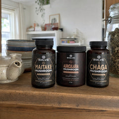 Les trois à la maison : Maitake pur – gélules, Auricularia pure – poudre et Chaga pur – gélules