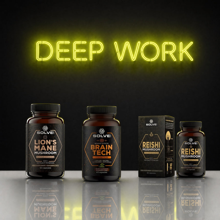 Löwenmähne-Kapseln, Brain Tech und Reishi-Kapseln unter einem Neonschild mit der Aufschrift Deep Work